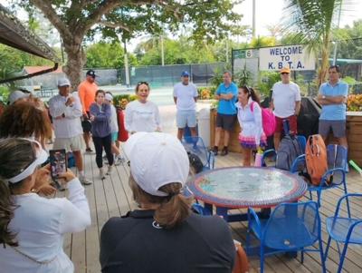 Jeanne Viergutz explaining the objectives of Coll Goal to the tennis participants.